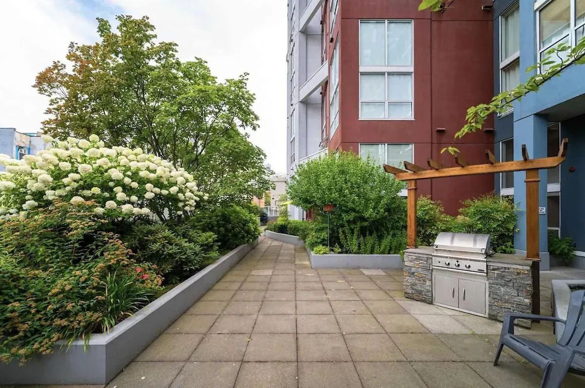 Stylish Two-Story Loft With Rooftop Deck Vancouver