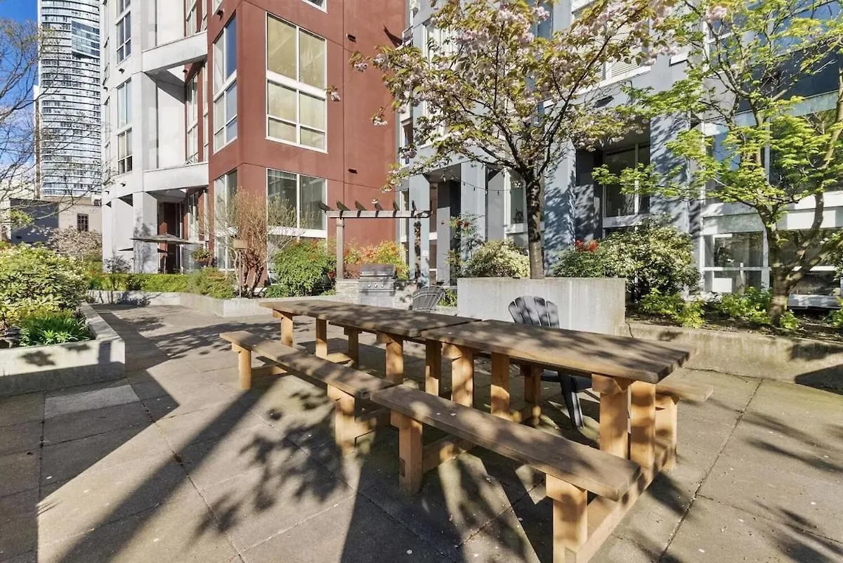 Stylish Two-Story Loft With Rooftop Deck Vancouver Kanada