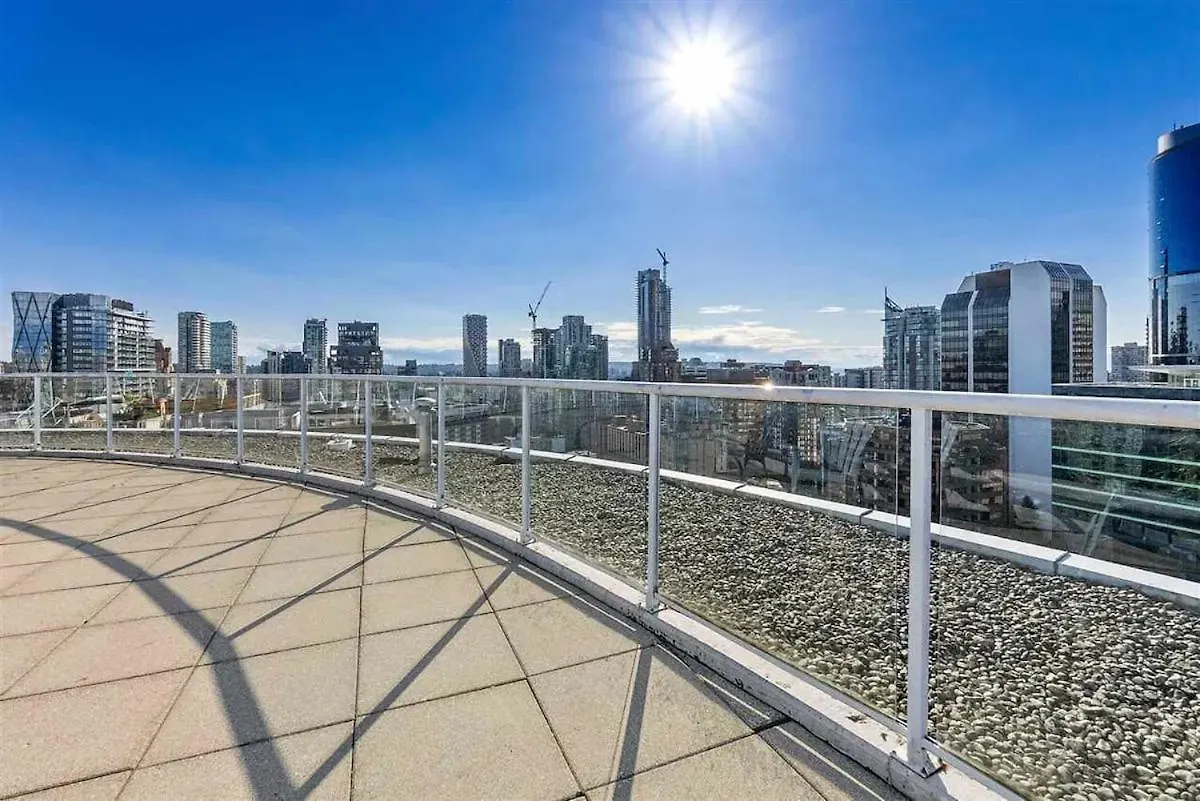 Stylish Two-Story Loft With Rooftop Deck Vancouver 0*,  Kanada