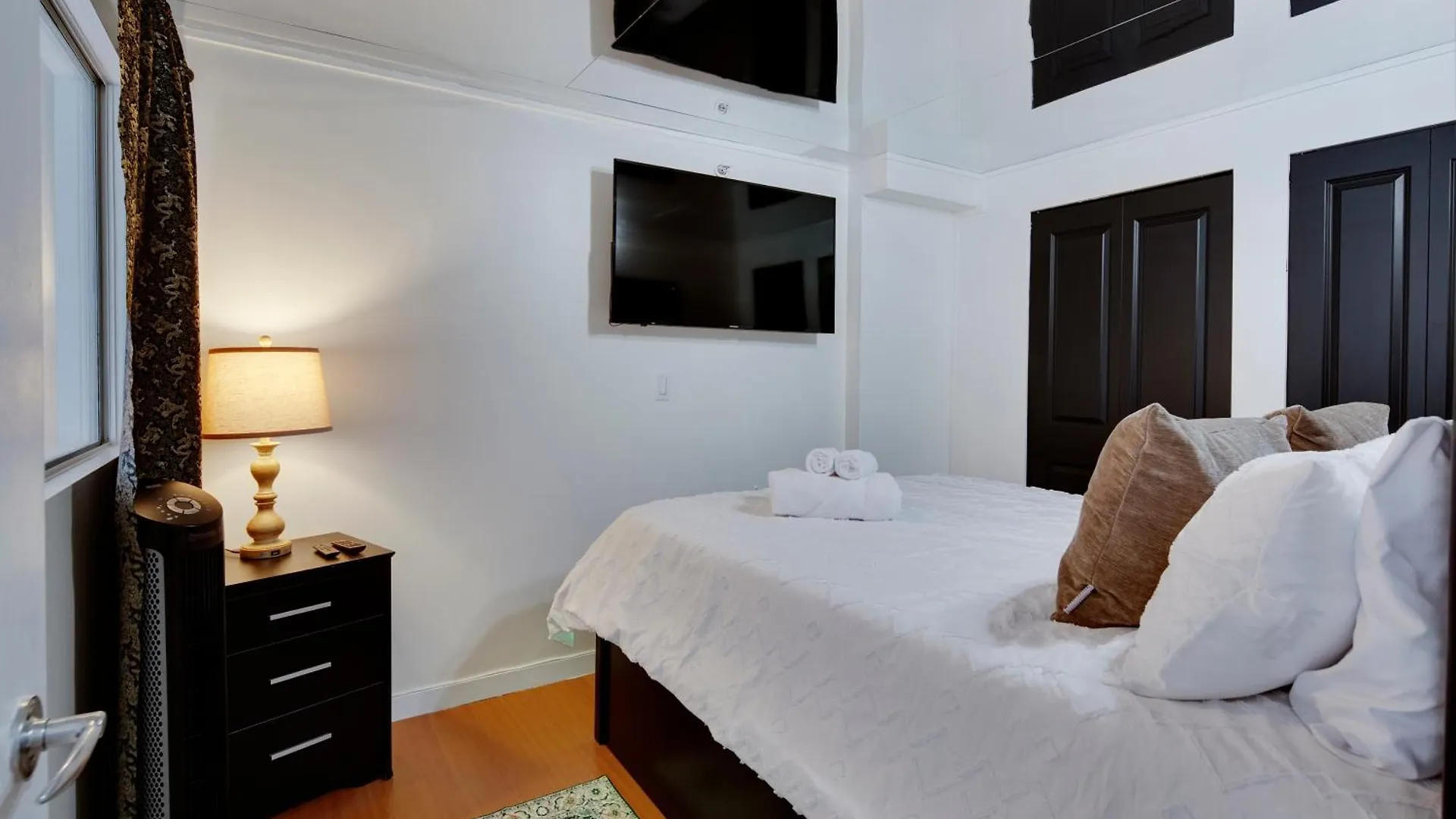 Stylish Two-Story Loft With Rooftop Deck Vancouver 0*,