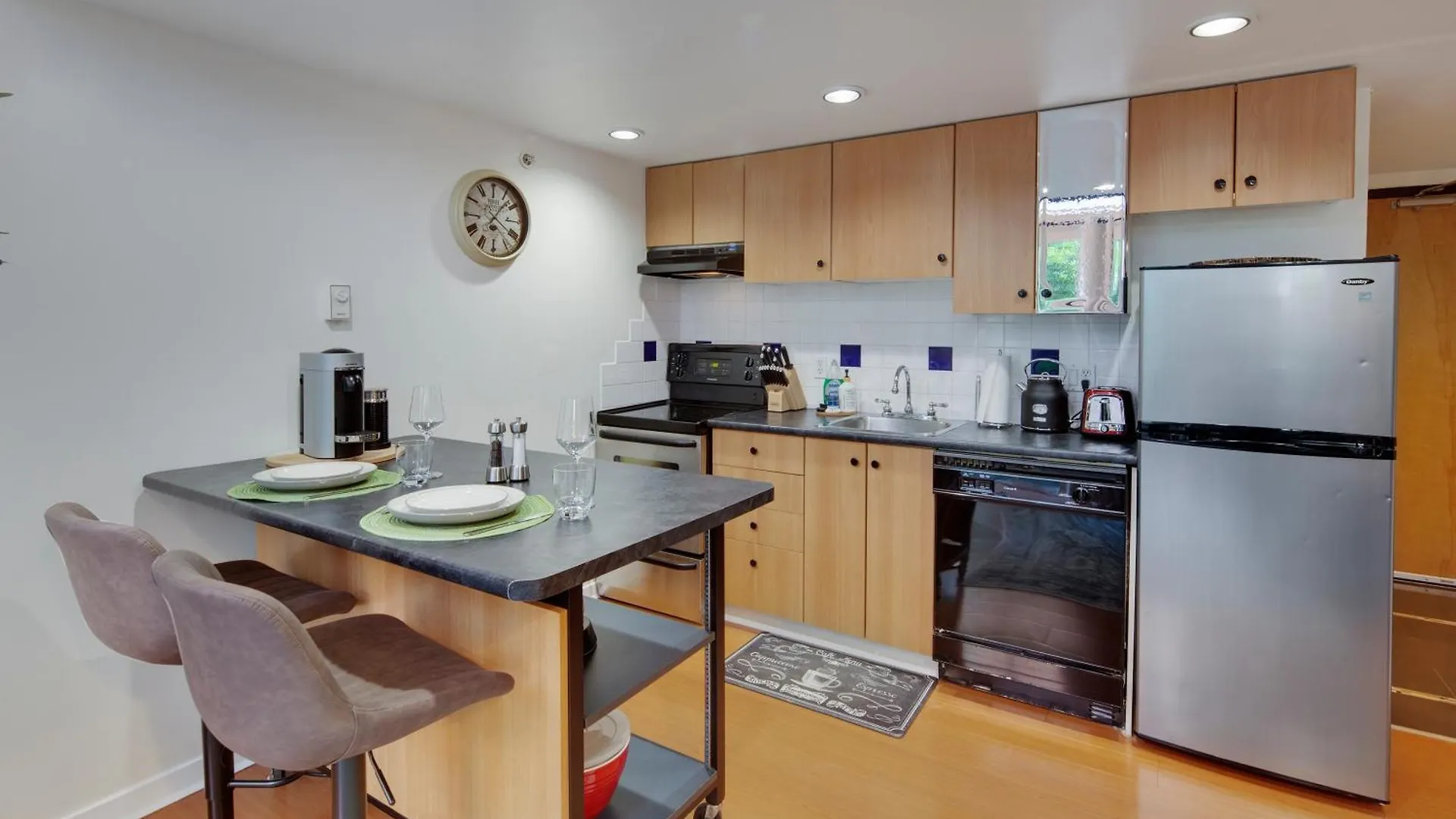 Stylish Two-Story Loft With Rooftop Deck Vancouver 0*,