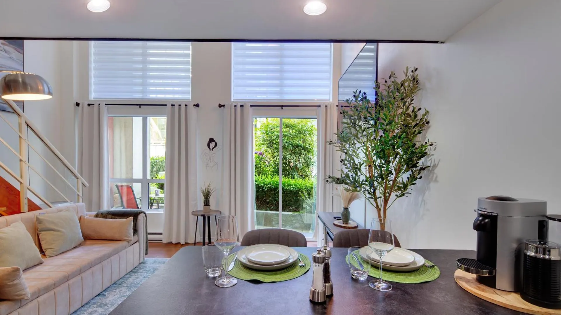 Stylish Two-Story Loft With Rooftop Deck Vancouver 0*,