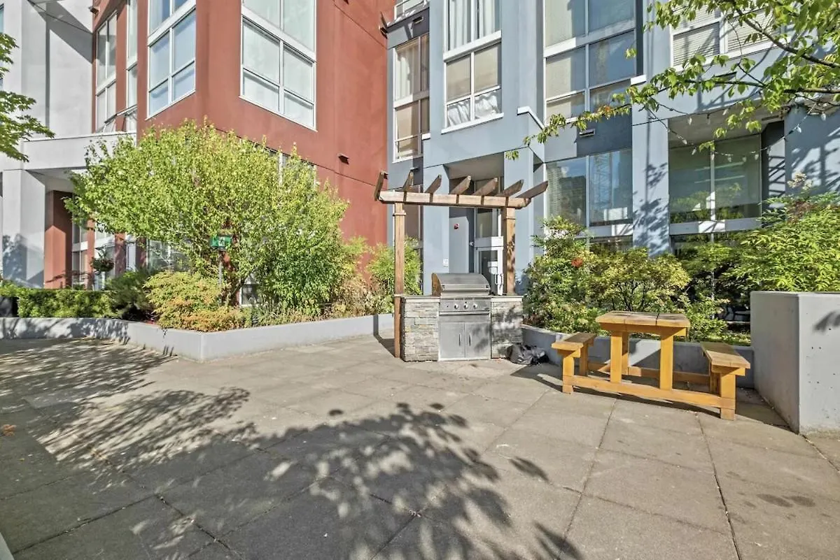 Apartment Stylish Two-Story Loft With Rooftop Deck Vancouver