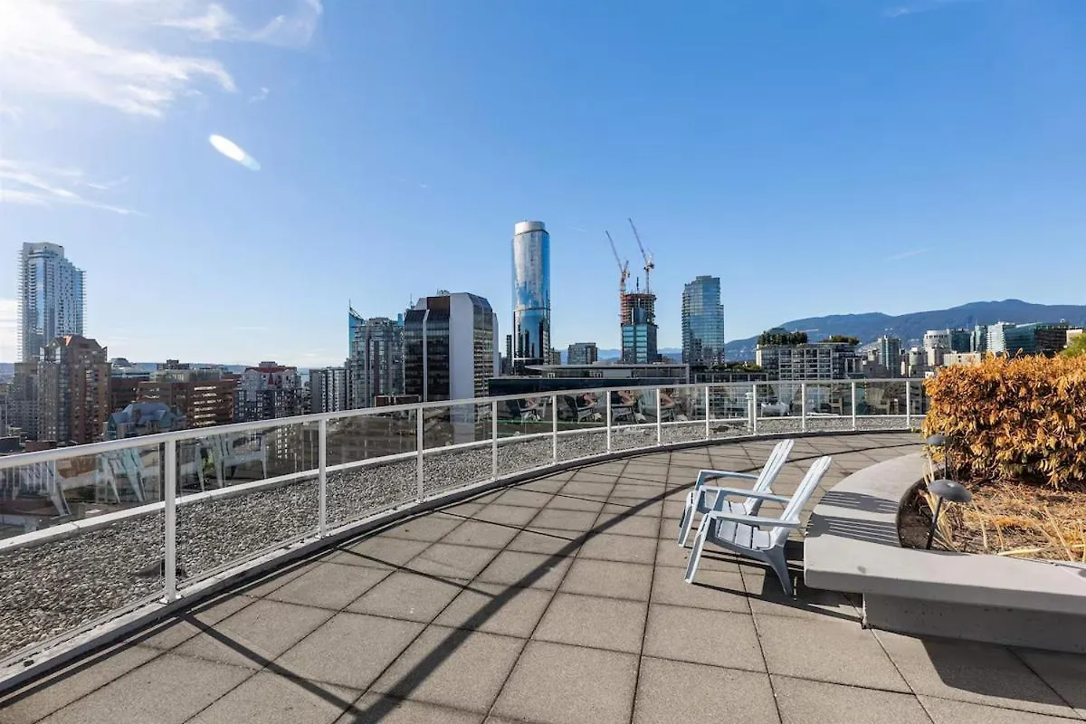 Stylish Two-Story Loft With Rooftop Deck Vancouver