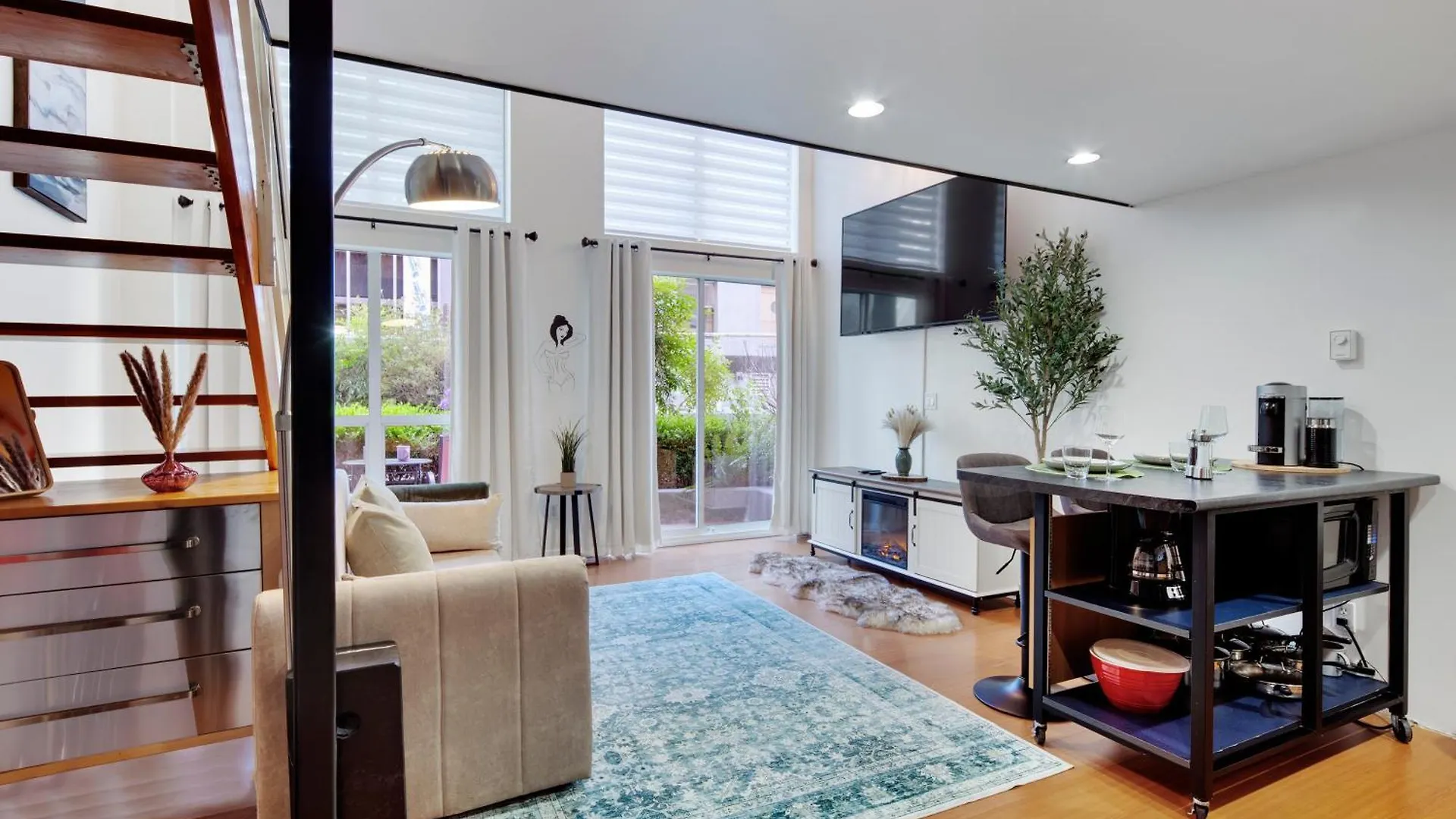 Apartment Stylish Two-Story Loft With Rooftop Deck Vancouver