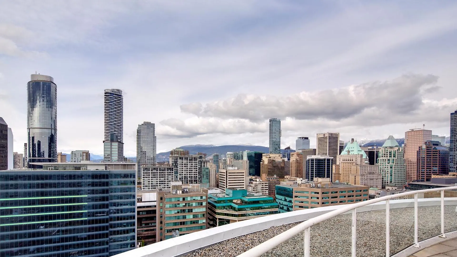 Stylish Two-Story Loft With Rooftop Deck Vancouver 0*,