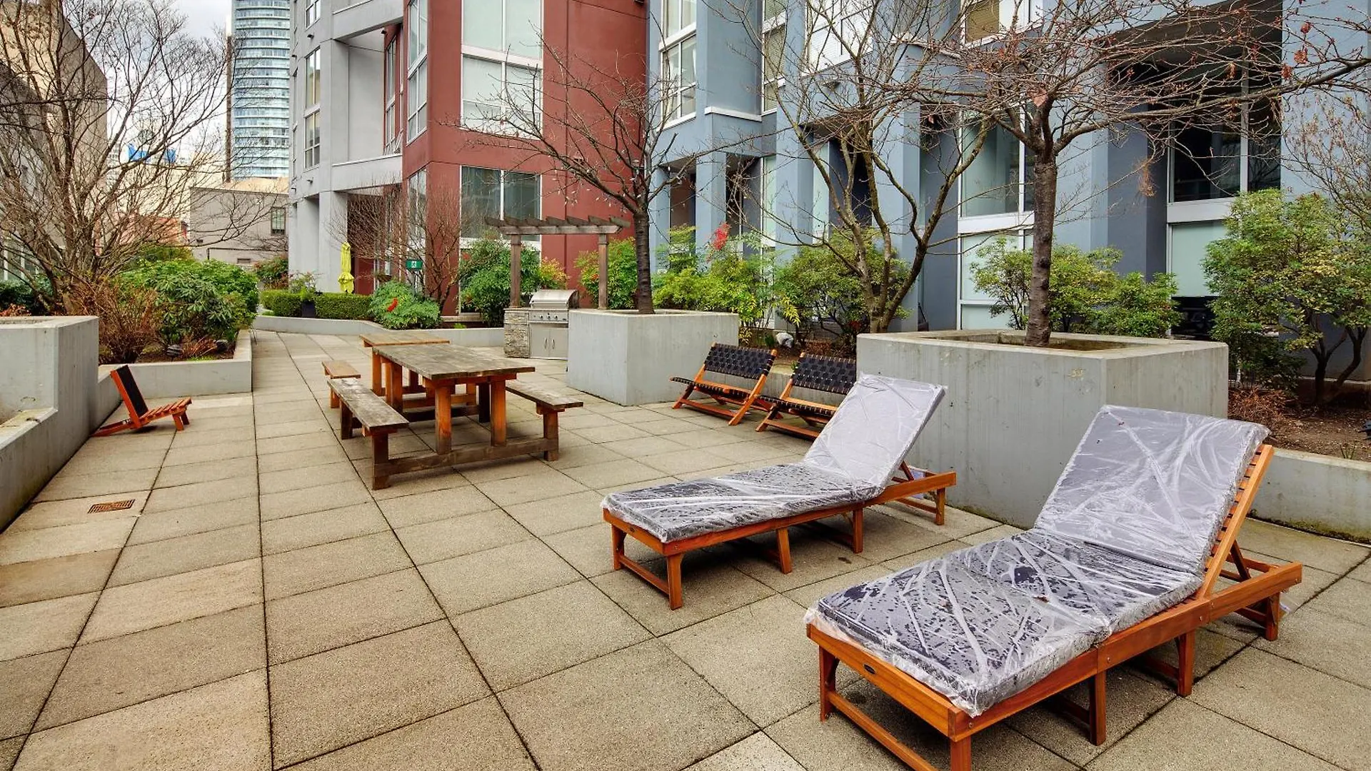 Stylish Two-Story Loft With Rooftop Deck Vancouver
