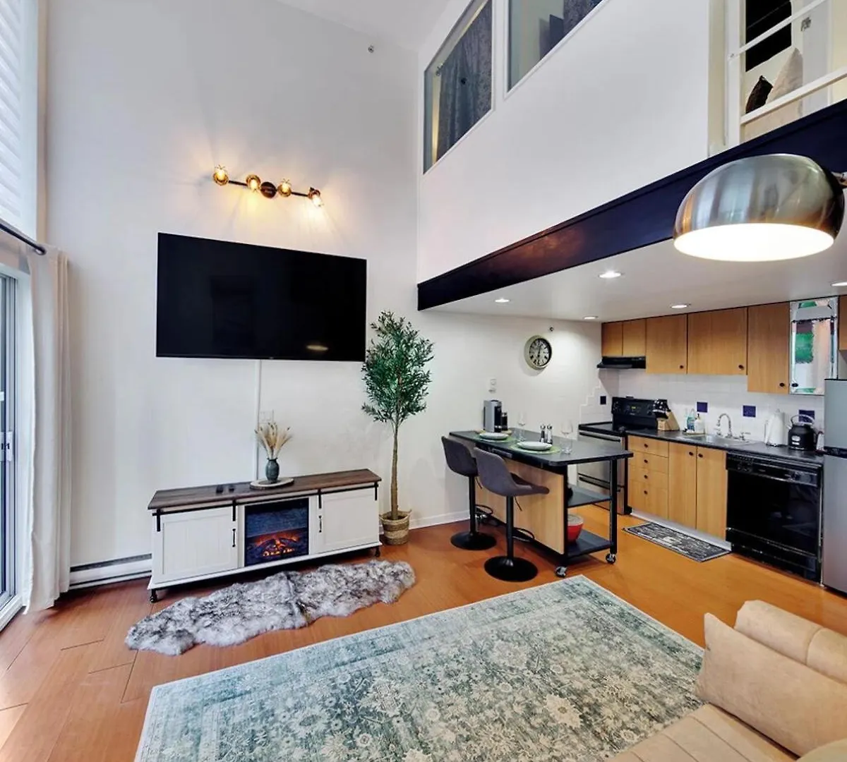 Apartment Stylish Two-Story Loft With Rooftop Deck Vancouver
