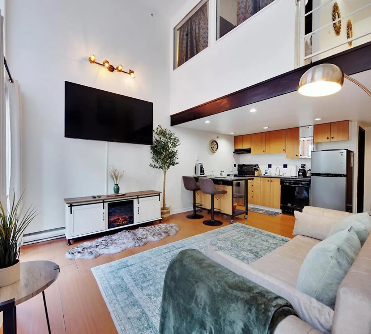 Stylish Two-Story Loft With Rooftop Deck Vancouver