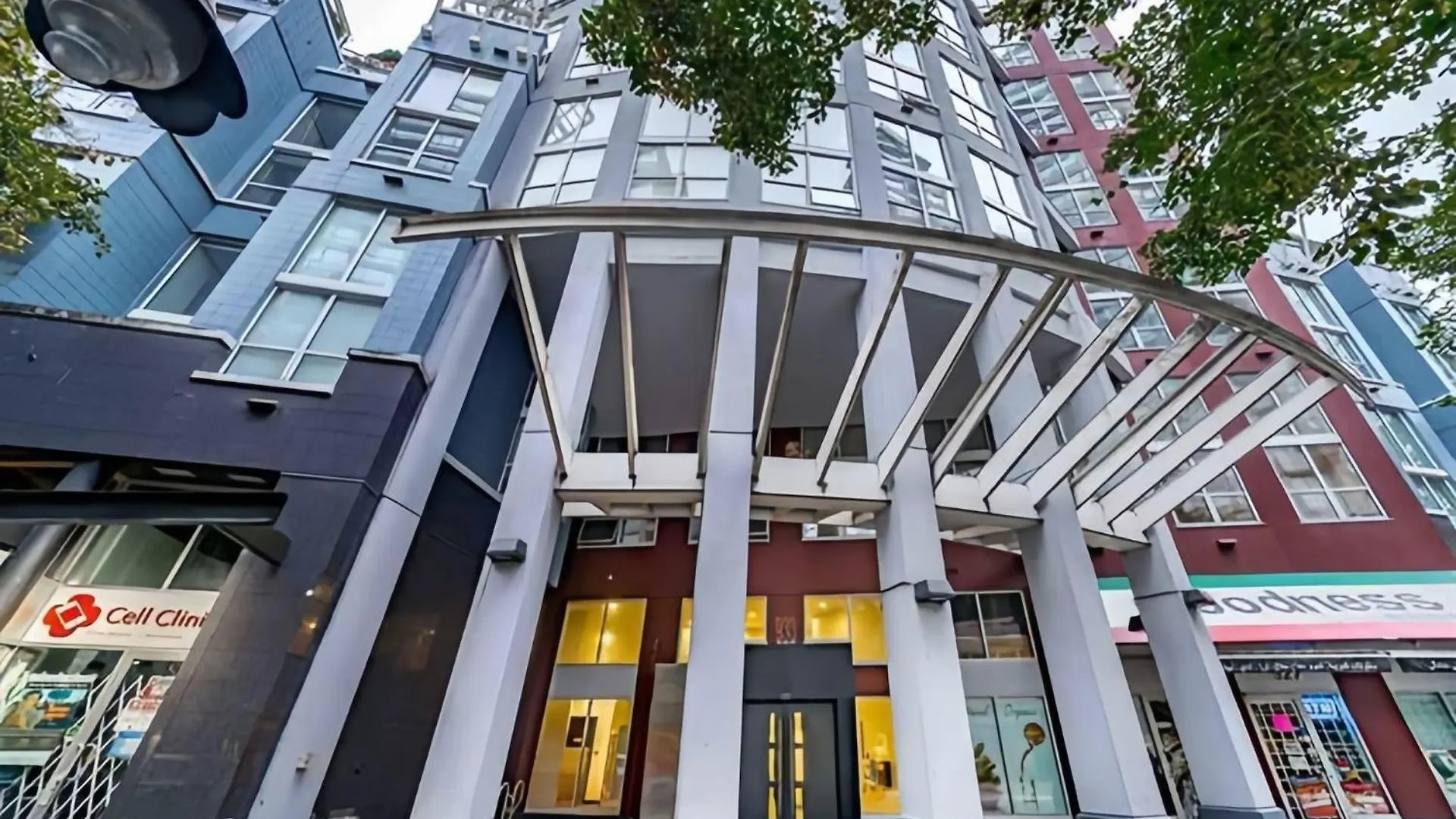 Stylish Two-Story Loft With Rooftop Deck Vancouver