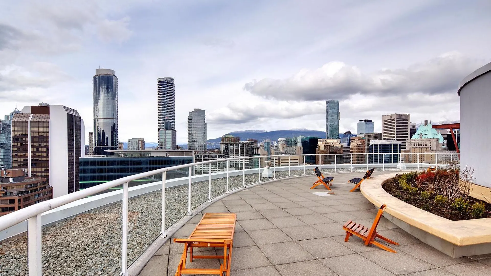 Stylish Two-Story Loft With Rooftop Deck Vancouver